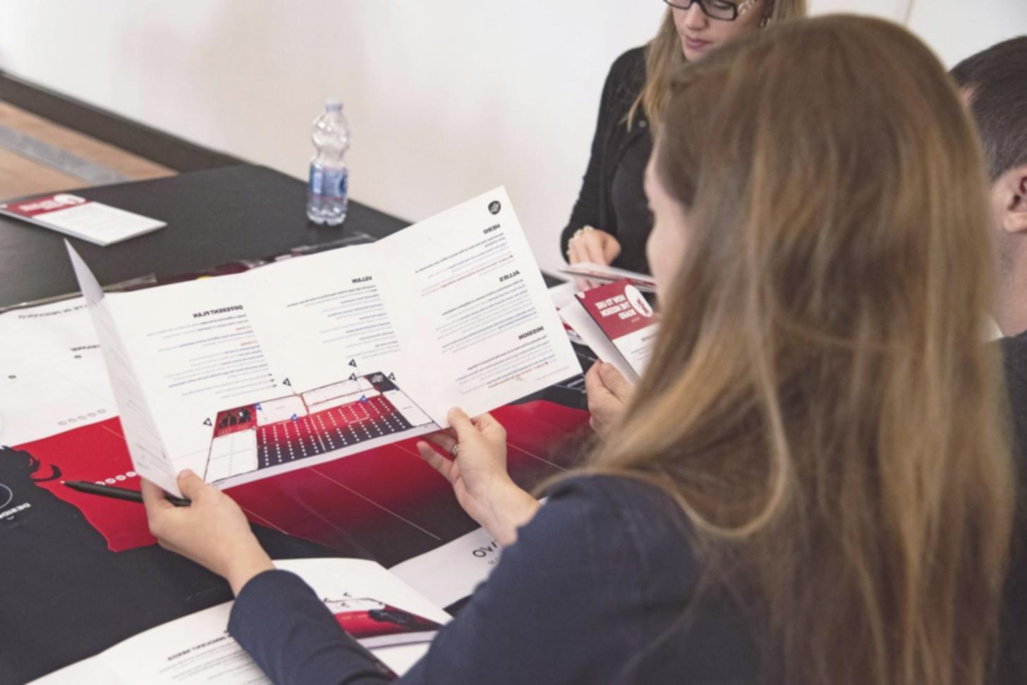 Environnement de travail moderne avec outils financiers